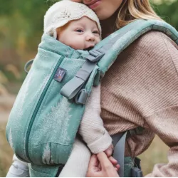 Porta-bebés Love & Carry ONE com capa impermeável