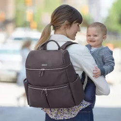 Bolso Mochila Skip Hop Flatiron Raisin