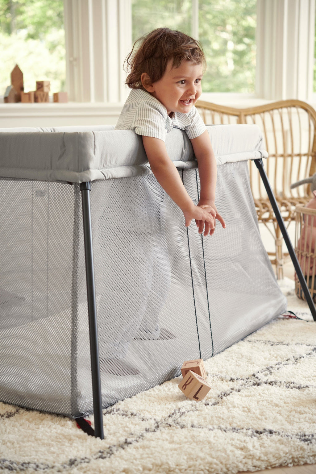 Cuna de viaje Babybjorn Light con sábana