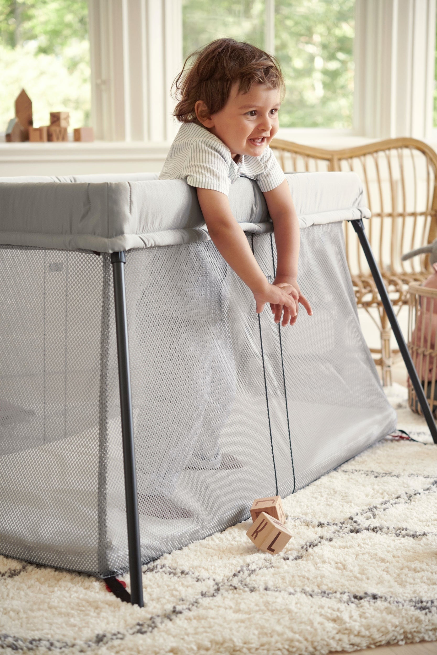 Cuna de viaje Babybjorn Light con sábana