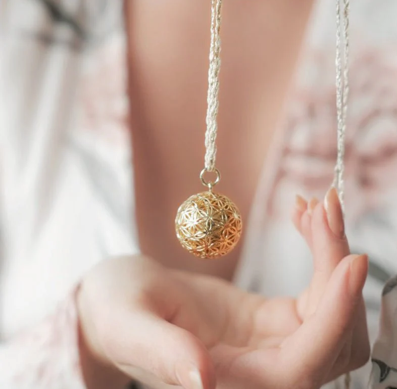 Colgante de Maternidad Ilado con Cordón Flower