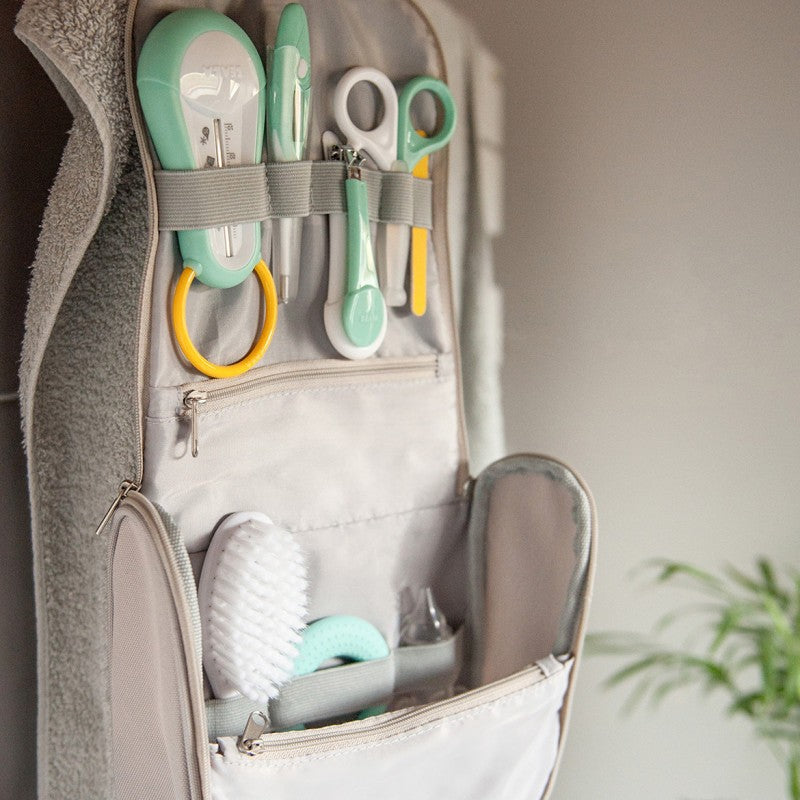 Neceser de higiene para colgar Beaba con 9 accesorios