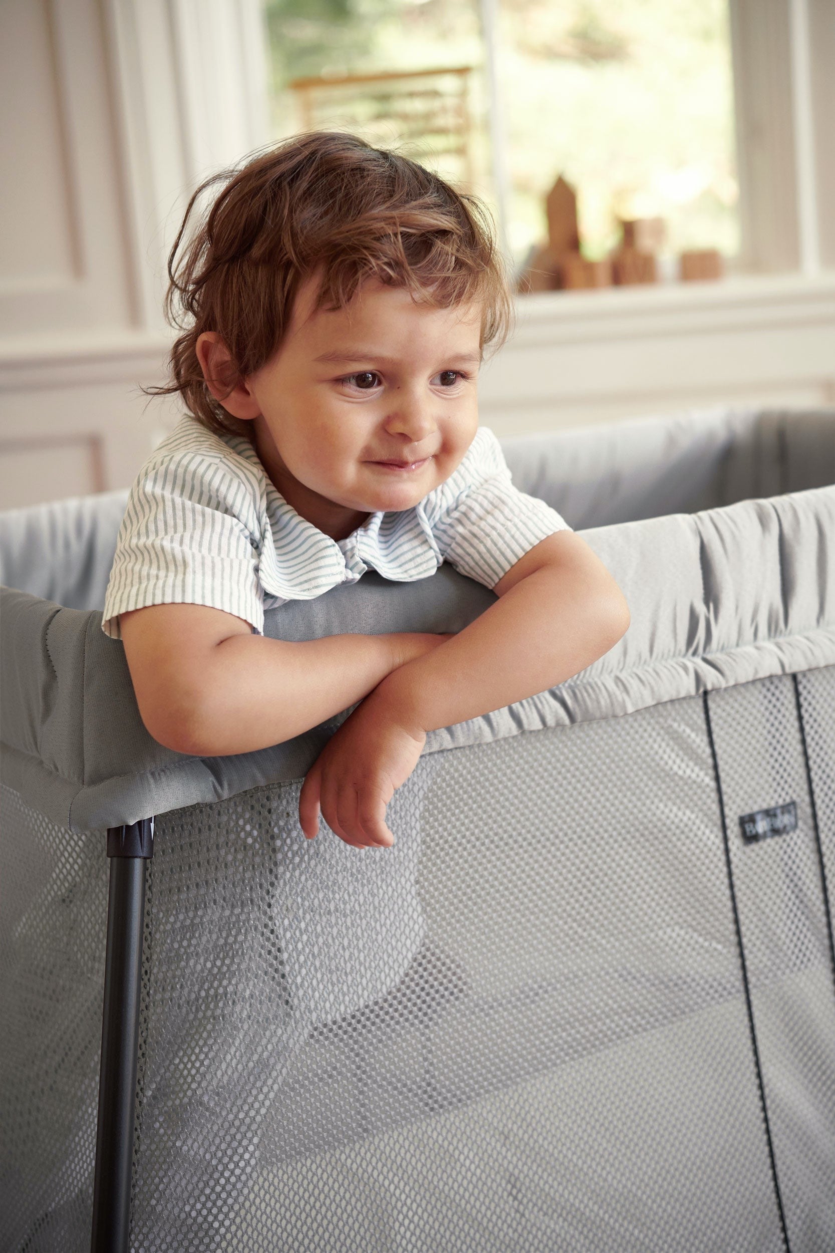 Cuna de viaje Babybjorn Light con sábana